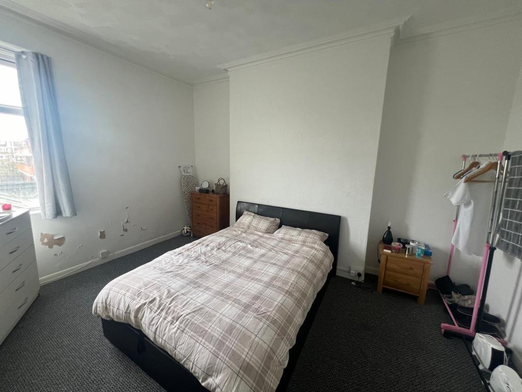 Lot: 10 - FREEHOLD MIXED COMMERCIAL AND RESIDENTIAL INVESTMENT - Example of one of the flats bedroom